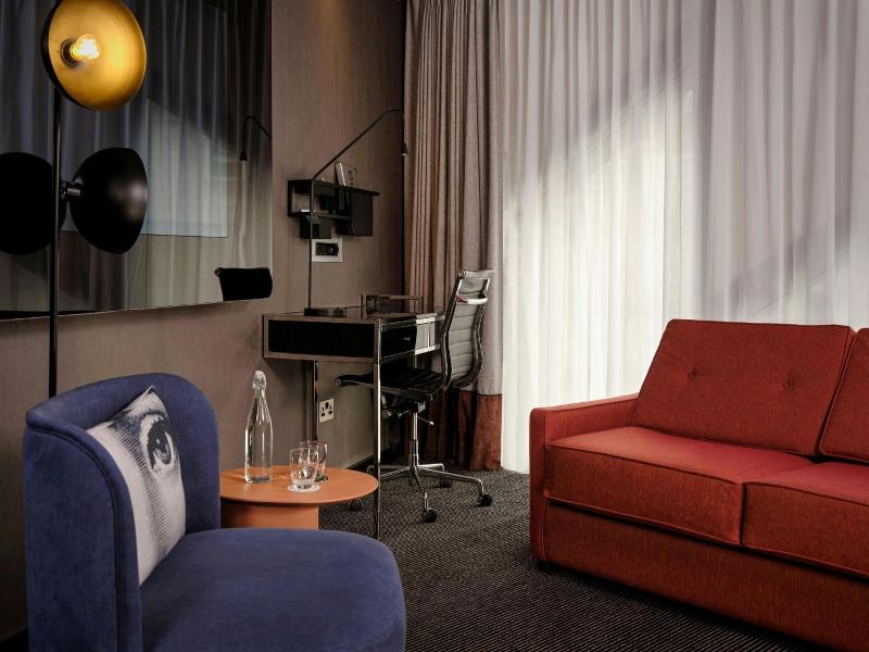 Montcalm East Autograph Collection image