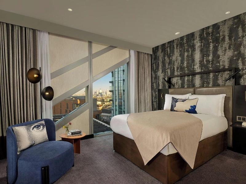 Montcalm East Autograph Collection image