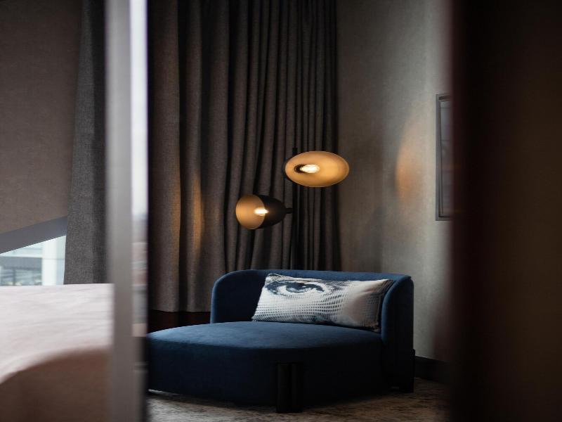Montcalm East Autograph Collection image