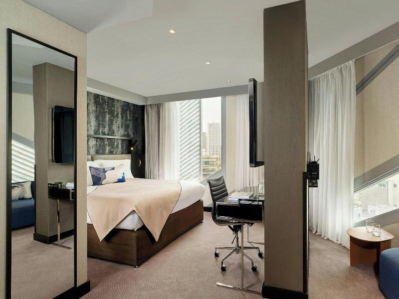Montcalm East Autograph Collection image