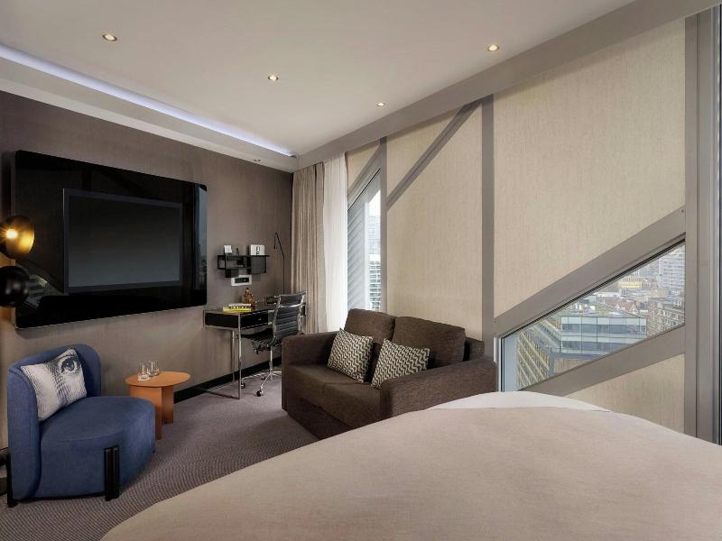 Montcalm East Autograph Collection image