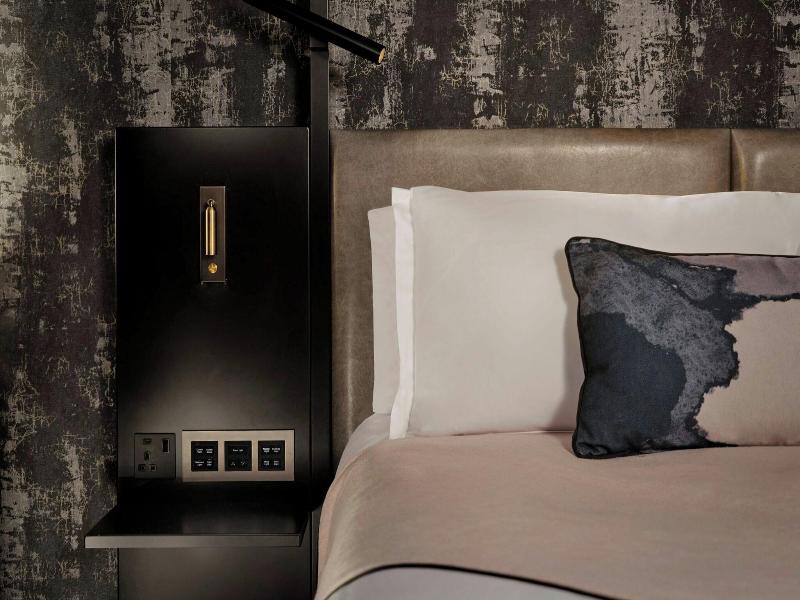 Montcalm East Autograph Collection image
