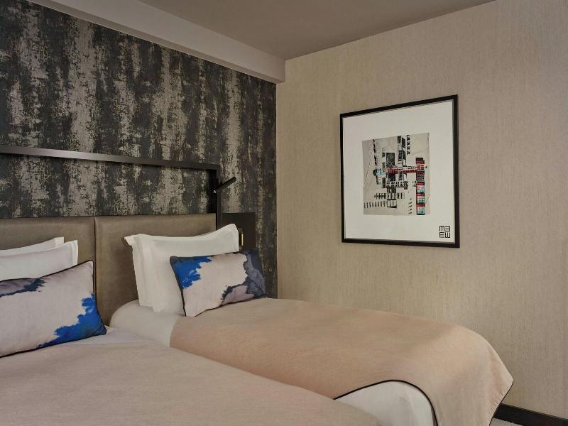 Montcalm East Autograph Collection image