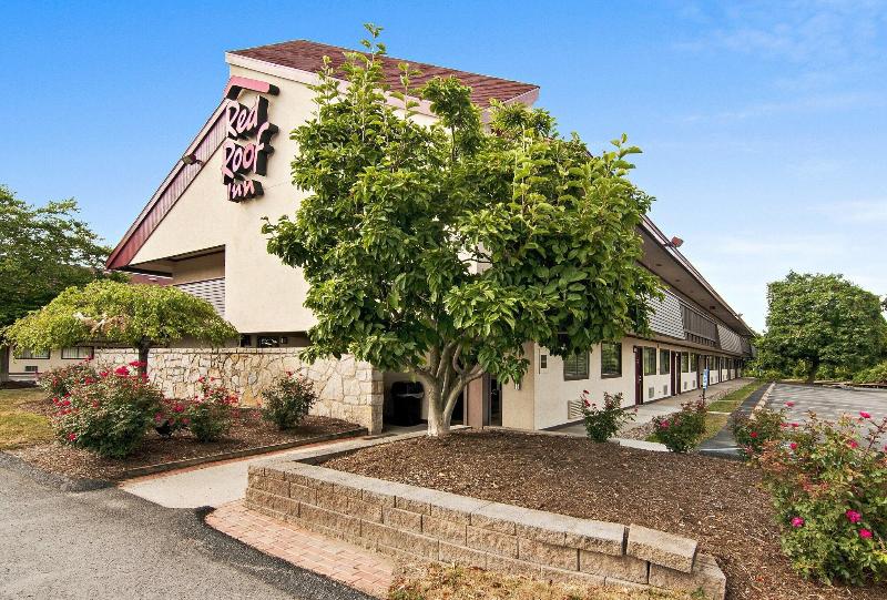 Red Roof Inn Fairmont image