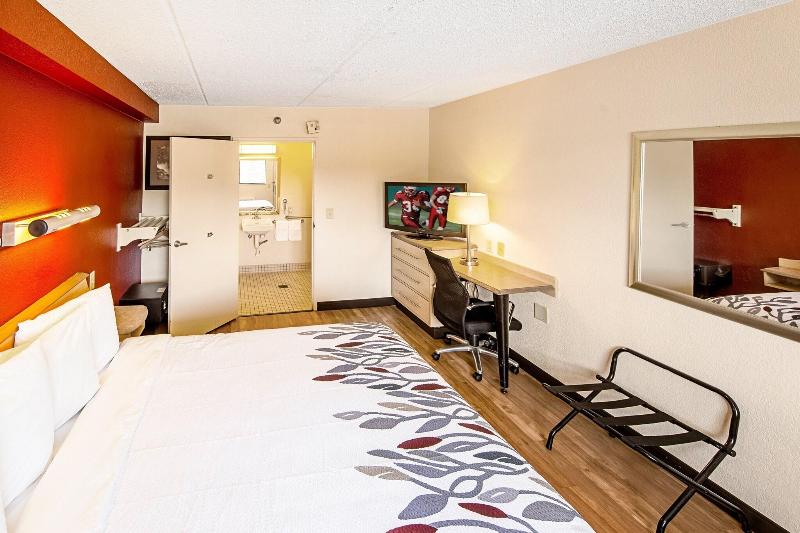 Red Roof Inn Fairmont image