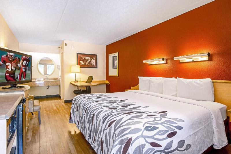 Red Roof Inn Fairmont image