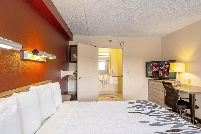 Red Roof Inn Fairmont image