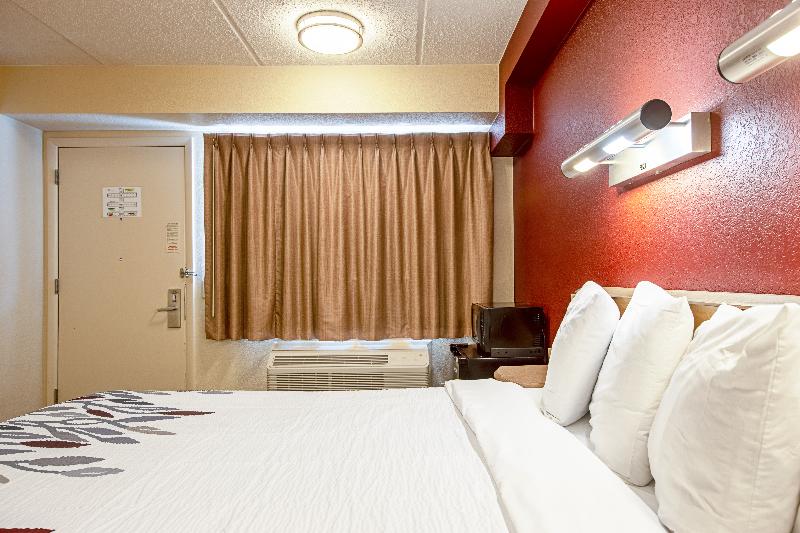 Red Roof Inn Fairmont image