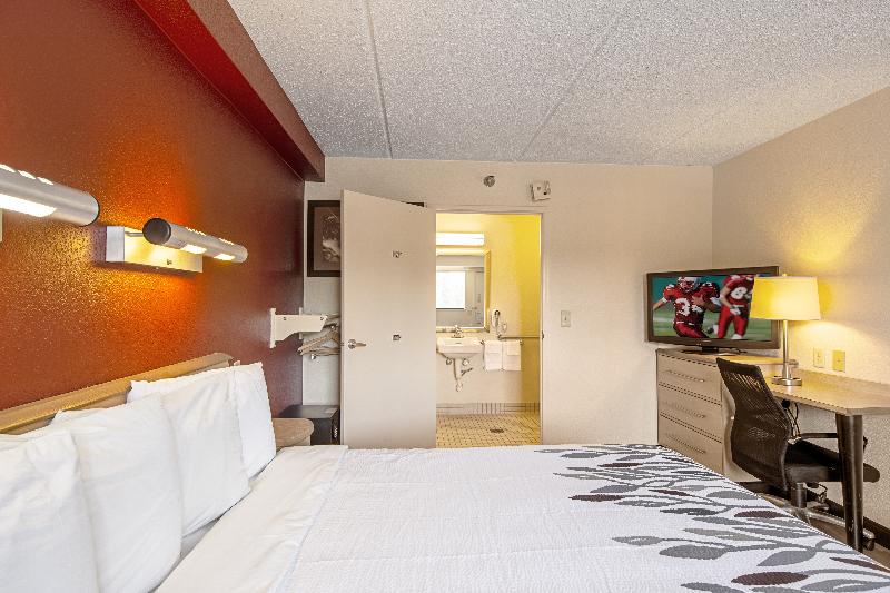 Red Roof Inn Fairmont image