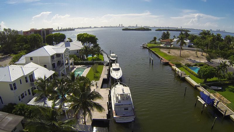 Luxurious Waterfront Villa w/Heated Saltwater Pool — photo 3
