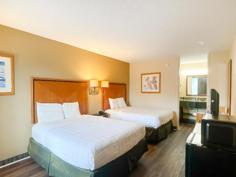 QUADRUPLE CLASSIC TWO QUEEN BEDS