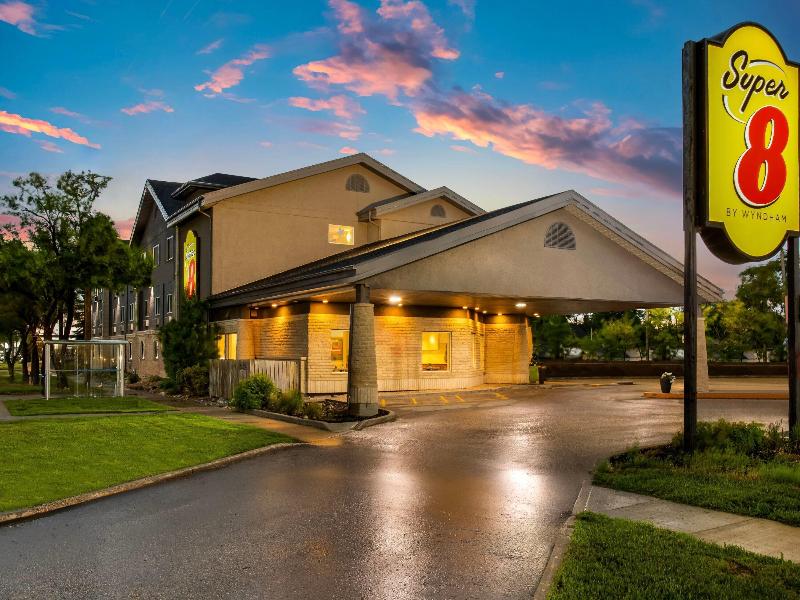 Super 8 by Wyndham Winnipeg West image