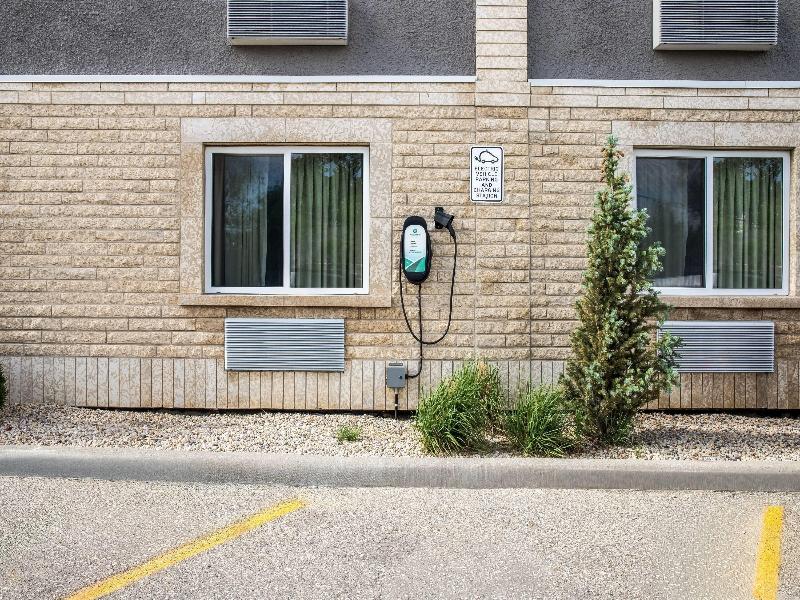 Super 8 by Wyndham Winnipeg West image