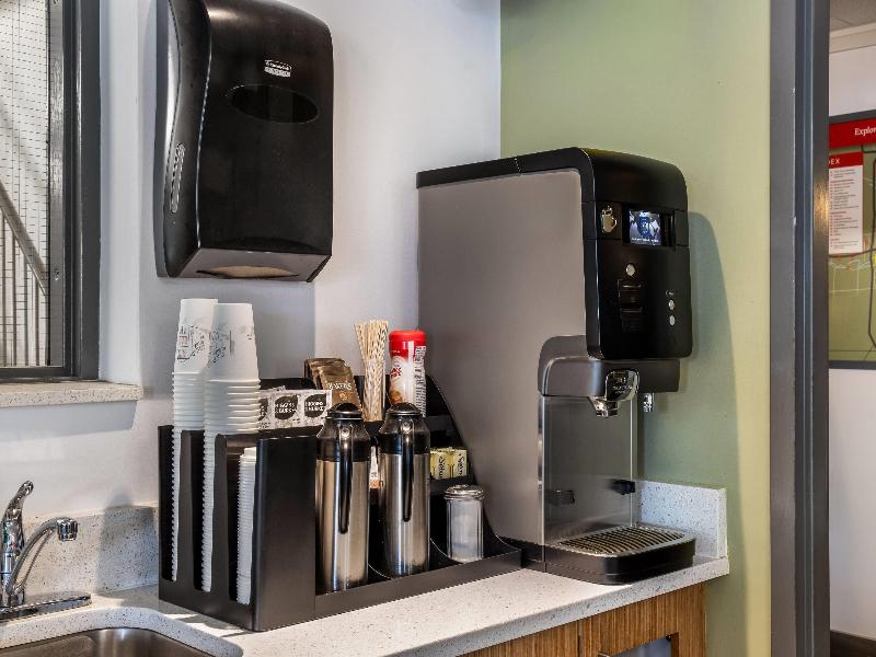Super 8 by Wyndham Winnipeg West image