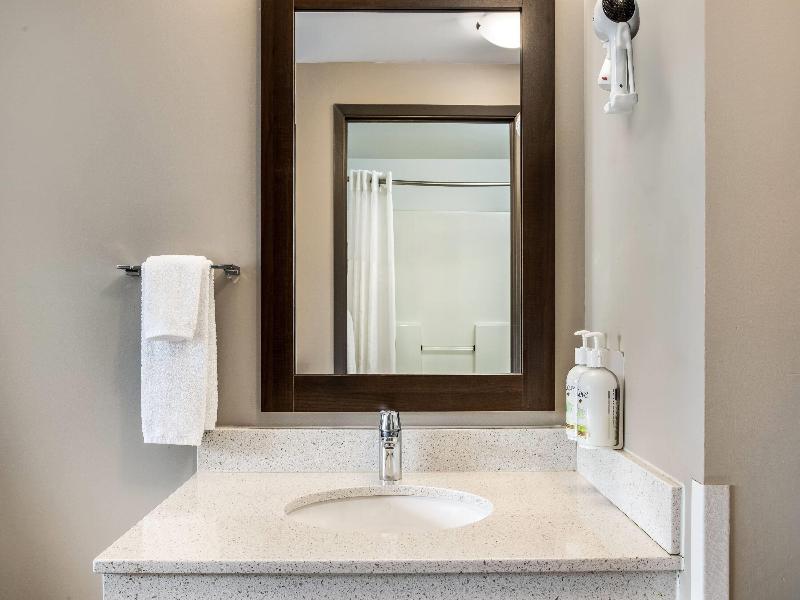 Super 8 by Wyndham Winnipeg West image