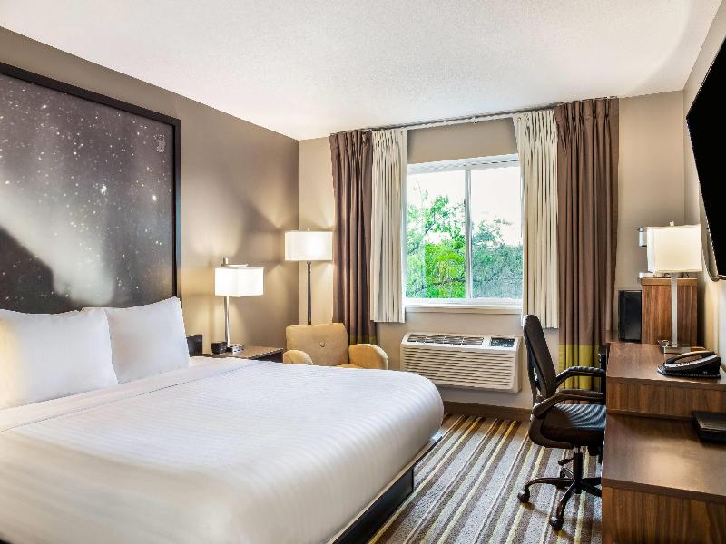 Super 8 by Wyndham Winnipeg West image
