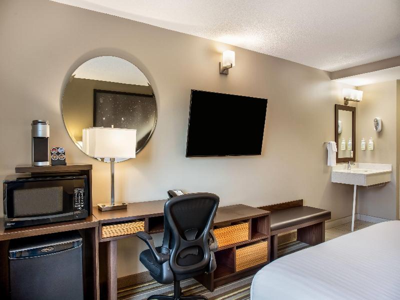 Super 8 by Wyndham Winnipeg West image