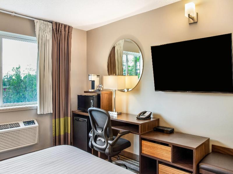 Super 8 by Wyndham Winnipeg West image