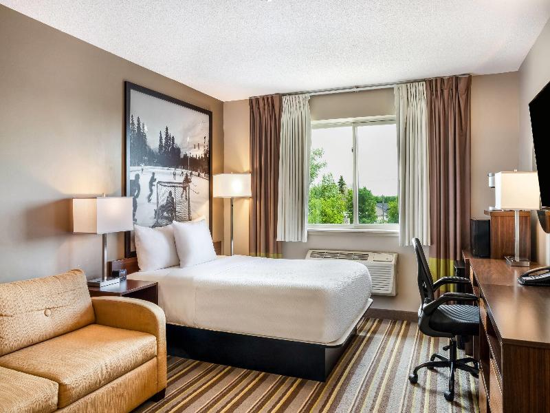 Super 8 by Wyndham Winnipeg West image