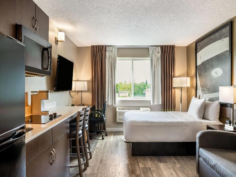 Super 8 by Wyndham Winnipeg West image
