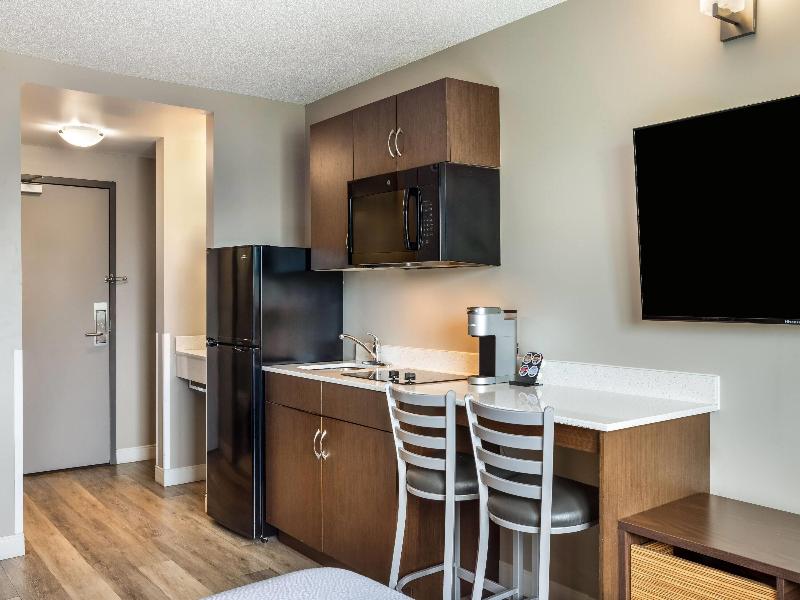 Super 8 by Wyndham Winnipeg West image