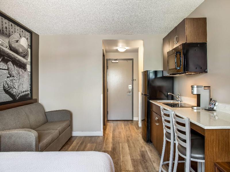 Super 8 by Wyndham Winnipeg West image