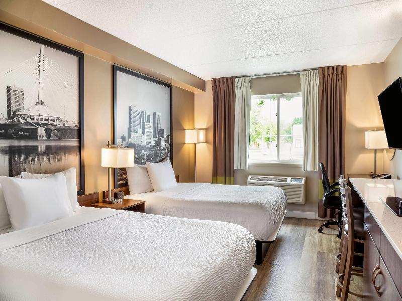 Super 8 by Wyndham Winnipeg West image