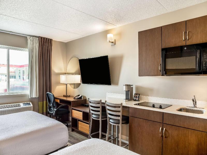 Super 8 by Wyndham Winnipeg West image