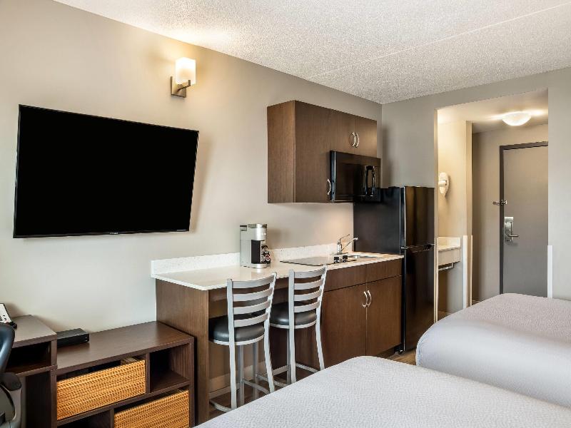 Super 8 by Wyndham Winnipeg West image