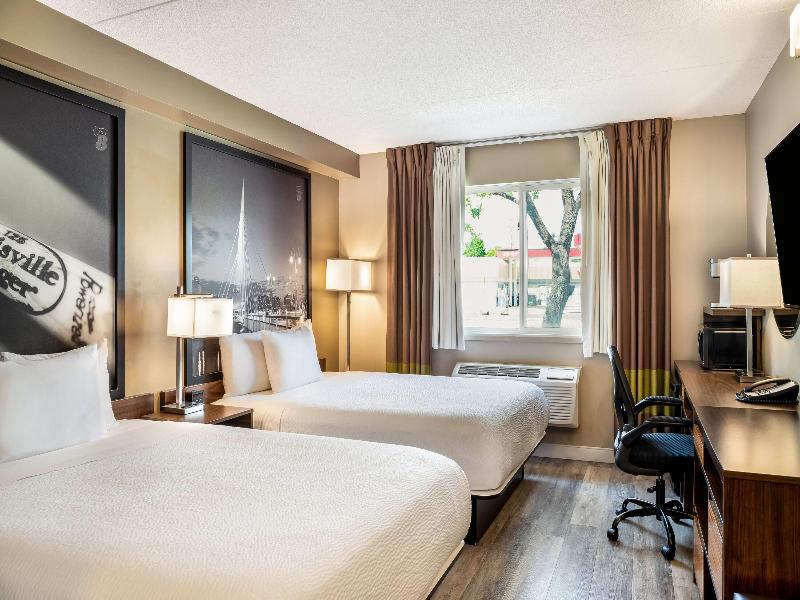 Super 8 by Wyndham Winnipeg West image