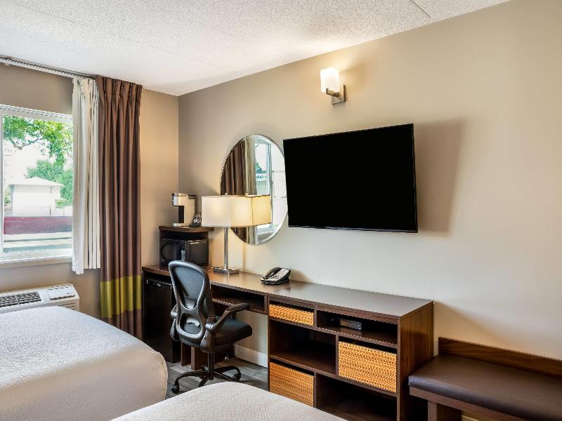 Super 8 by Wyndham Winnipeg West image