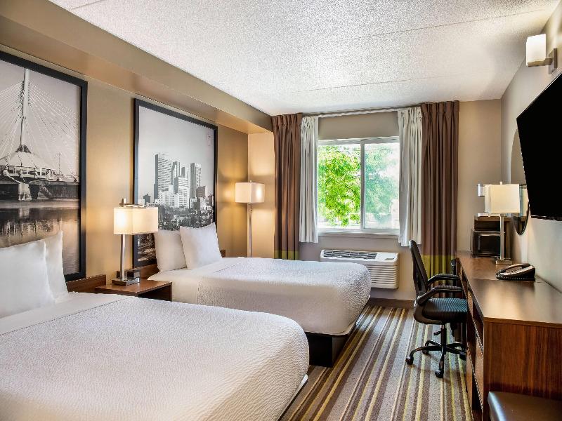Super 8 by Wyndham Winnipeg West image