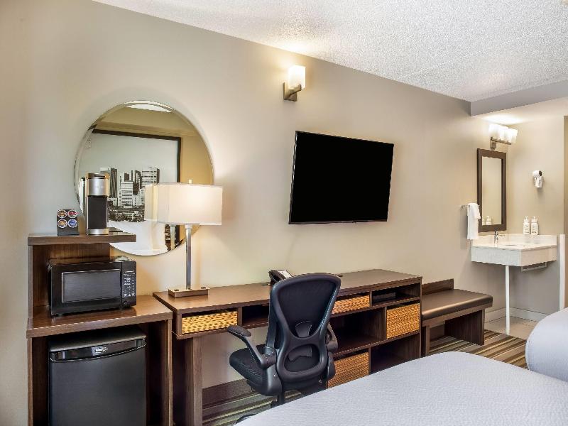 Super 8 by Wyndham Winnipeg West image