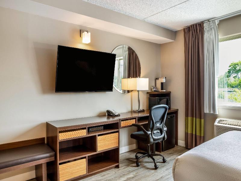 Super 8 by Wyndham Winnipeg West image