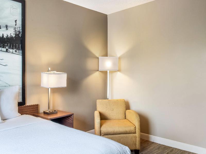 Super 8 by Wyndham Winnipeg West image