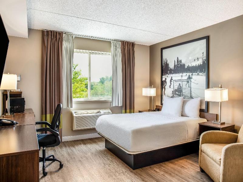 Super 8 by Wyndham Winnipeg West image