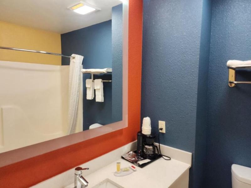 Super 8 by Wyndham White Hall image