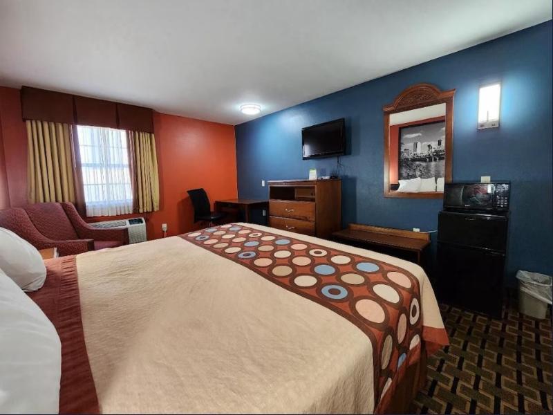 Super 8 by Wyndham White Hall image 3