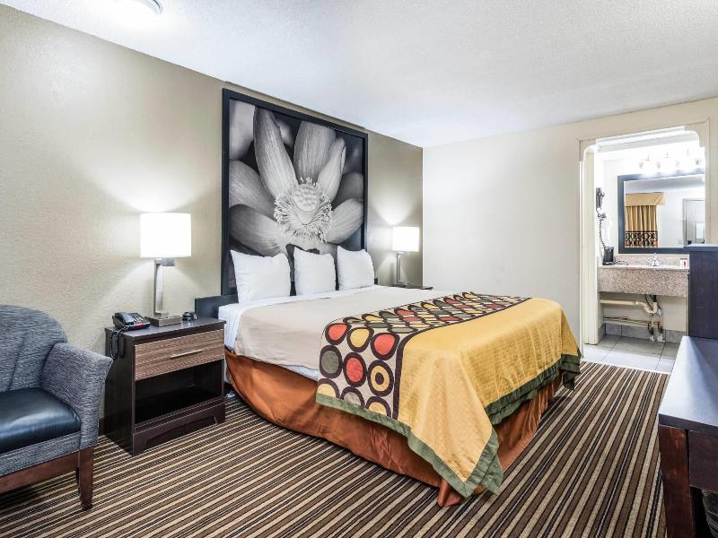 Super 8 by Wyndham Monroe image