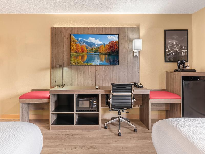 Ramada by Wyndham Minneapolis Golden Valley image