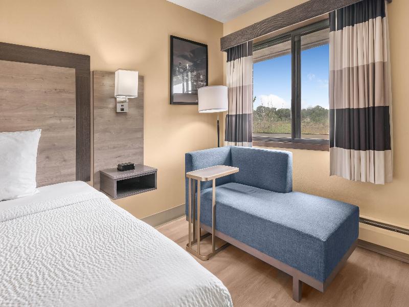 Ramada by Wyndham Minneapolis Golden Valley image