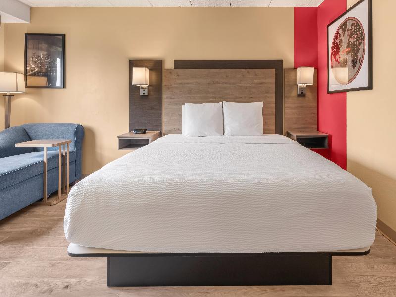 Ramada by Wyndham Minneapolis Golden Valley image