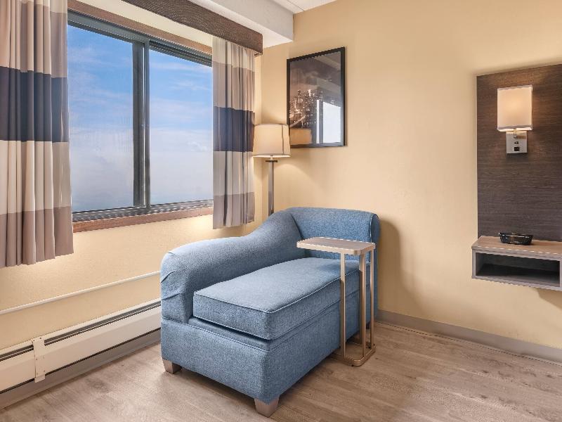 Ramada by Wyndham Minneapolis Golden Valley image