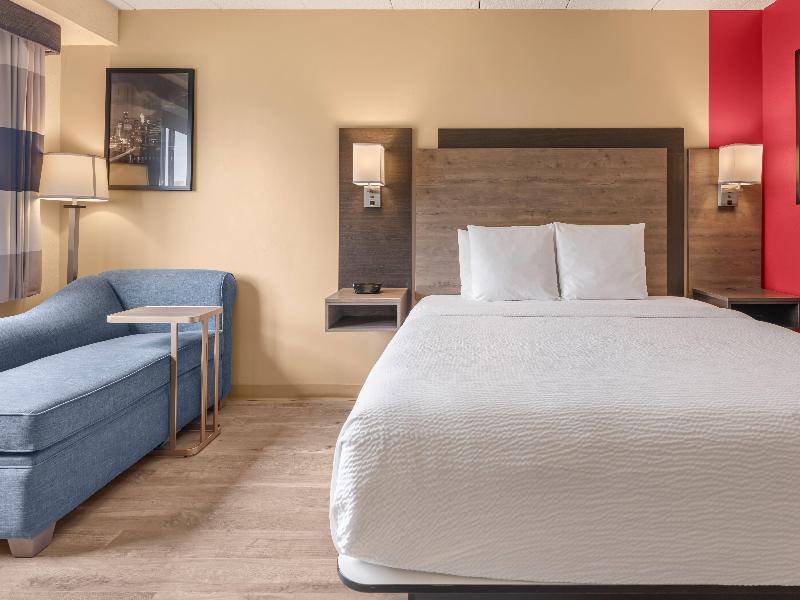 Ramada by Wyndham Minneapolis Golden Valley image