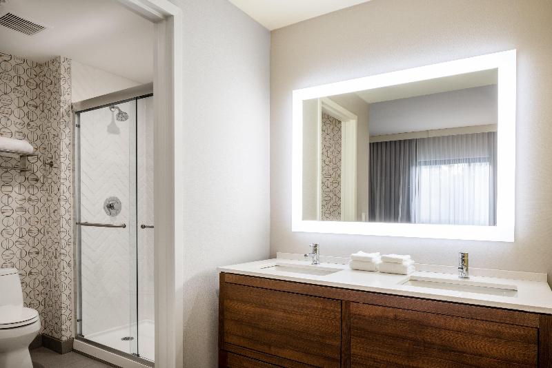 Holiday Inn Long Island-Islip Arpt East image