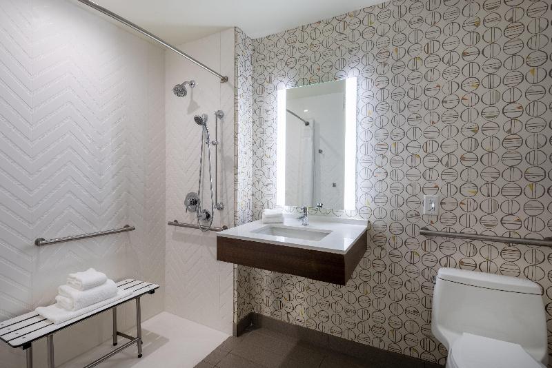 Holiday Inn Long Island-Islip Arpt East image