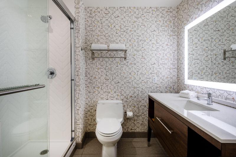 Holiday Inn Long Island-Islip Arpt East image