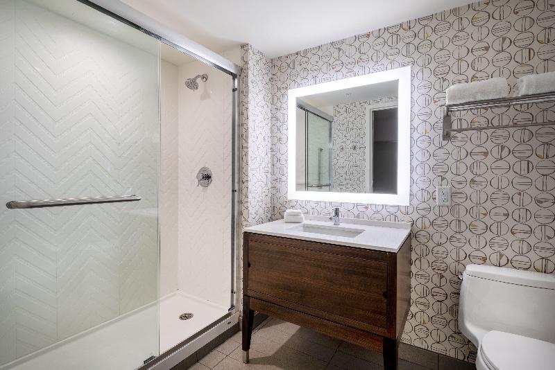 Holiday Inn Long Island-Islip Arpt East image