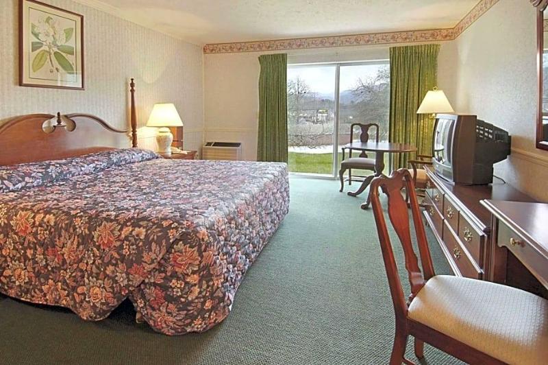 . Knights Inn Dillard