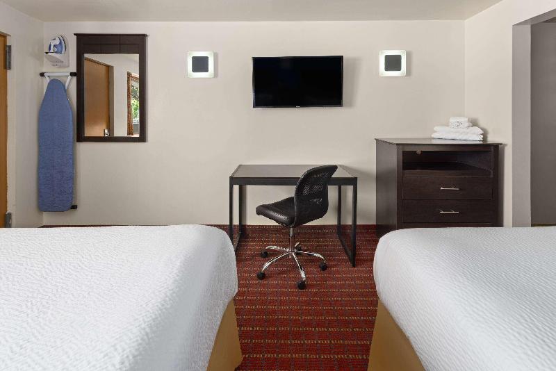 Travelodge by Wyndham Manhasset image